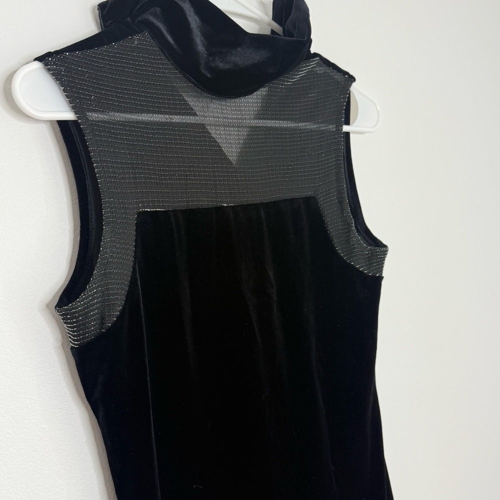 Elegant Black Sleeveless Dress - Picture 2 of 3
